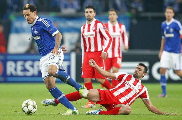 Mittwoch 21.11.2012, UEFA Champions League, Saison 12 13 - 5. Spieltag in Gelsenkirchen, FC Schalke 04 - Olympiakos Piräus 1:0, Jermaine Jones (S04) gegen Giannis Maniatis (P) DeFodi028