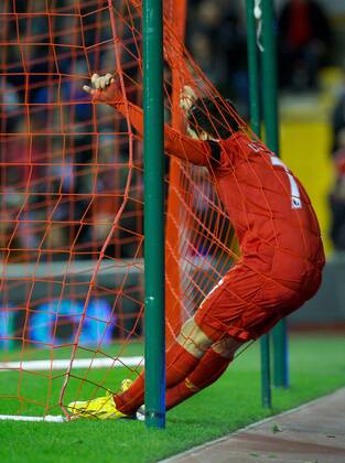 PROPAGANDA20121201 Football - soccer: Barclays Premier League, Liverpool FC - Southampton FC, Liverpool s Luis Alberto Suarez Diaz ends up in the back of the net against Southampton during the Premiership match at Anfield. (Hinweis: Verwendung nur in Deutschland, Österreich oder Schweiz - only Germany, Austria and Switzerland) xHOCHxZWEIx xPropagandax