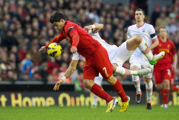 PROPAGANDA20121201 Football - soccer: Barclays Premier League, Liverpool FC - Southampton FC, Liverpool s Luis Alberto Suarez Diaz in action against Southampton during the Premiership match at Anfield. (Hinweis: Verwendung nur in Deutschland, Österreich oder Schweiz - only Germany, Austria and Switzerland) xHOCHxZWEIx xPropagandax