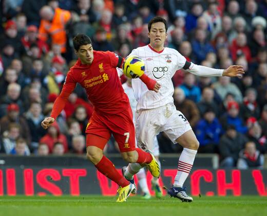 PROPAGANDA20121201 Football - soccer: Barclays Premier League, Liverpool FC - Southampton FC, Liverpool s Luis Alberto Suarez Diaz in action against Southampton s Maya Yoshida during the Premiership match at Anfield. (Hinweis: Verwendung nur in Deutschland, Österreich oder Schweiz - only Germany, Austria and Switzerland) xHOCHxZWEIx xPropagandax