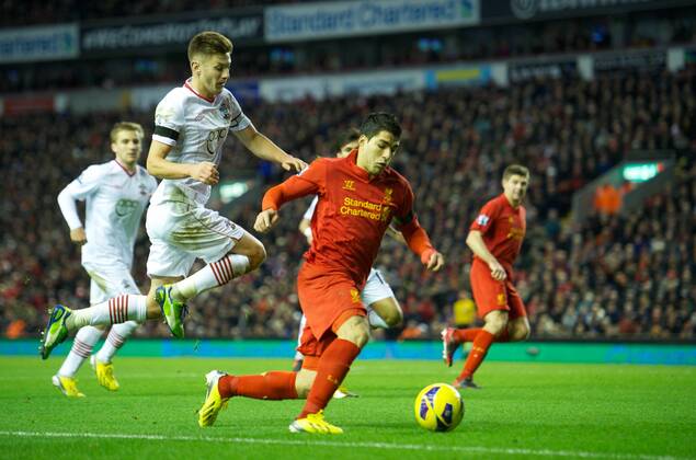 PROPAGANDA20121201 Football - soccer: Barclays Premier League, Liverpool FC - Southampton FC, Liverpool s Luis Alberto Suarez Diaz in action against Southampton during the Premiership match at Anfield. (Hinweis: Verwendung nur in Deutschland, Österreich oder Schweiz - only Germany, Austria and Switzerland) xHOCHxZWEIx xPropagandax
