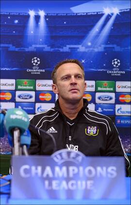 Coach John Van Den Brom - RSC Anderlecht FOOTBALL : RSC Anderlecht - Conference de Presse - Ligue des Champions - 03 12 2012 PhotoNews Panoramic 