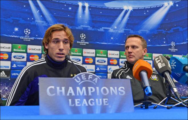 Coach John Van Den Brom et Lucas Biglia of RSC Anderlecht FOOTBALL : RSC Anderlecht - Conference de Presse - Ligue des Champions - 03 12 2012 PhotoNews Panoramic 