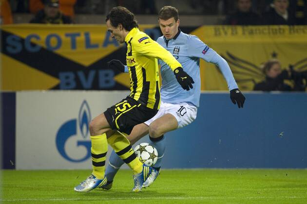 Mats HUMMELS (li., DO) gegen Edin DZEKO (ManCity), Aktion, Zweikampf, Fussball Champions League, Vorrunde 6. Spieltag, Borussia Dortmund (DO) - Manchester City (ManCity), am 04.12.2012 in Dortmund Deutschland