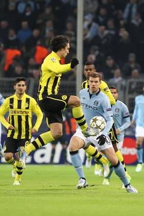 Mats HUMMELS (Borussia Dortmund), klärt vor Edin DZEKO (Manchester City) 04.12.2012, GER, Fussball, Champions League, Saison 2012 2013, Borussia Dortmund vs Manchester City