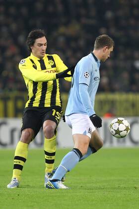 Mats HUMMELS (Borussia Dortmund), links im Zweikampf mit Edin DZEKO (Manchester City) 04.12.2012, GER, Fussball, Champions League, Saison 2012 2013, Borussia Dortmund vs Manchester City