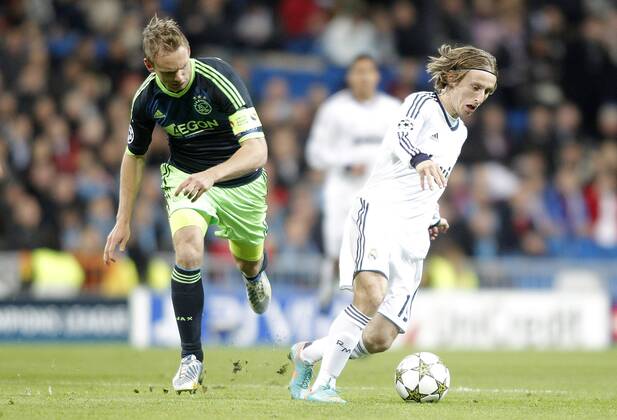 Real Madrid s Luka Modric against AFC Ajax s Siem de Jong during Champions League Match. December 04, 2012.  (201212042266)