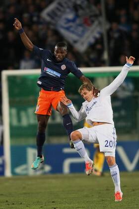 Henri Bedimo gegen Teemu Pukki MONTPELLIER FACE A Schalke 04 FOOTBALL : Montpellier vs Schalke 04 - Ligue des Champions - 04 12 2012 RichardGosselin Panoramic 