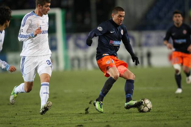 Anthony Mounier gegen Roman Neustädter montpellier Schalke 04 FOOTBALL : Montpellier vs Schalke 04 - Ligue des Champions - 04 12 2012 RichardGosselin Panoramic 