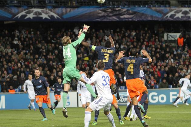 Timo Hildebrand gegen Mapou Yanga-Mbiwa montpellier Schalke 04 FOOTBALL : Montpellier vs Schalke 04 - Ligue des Champions - 04 12 2012 RichardGosselin Panoramic 