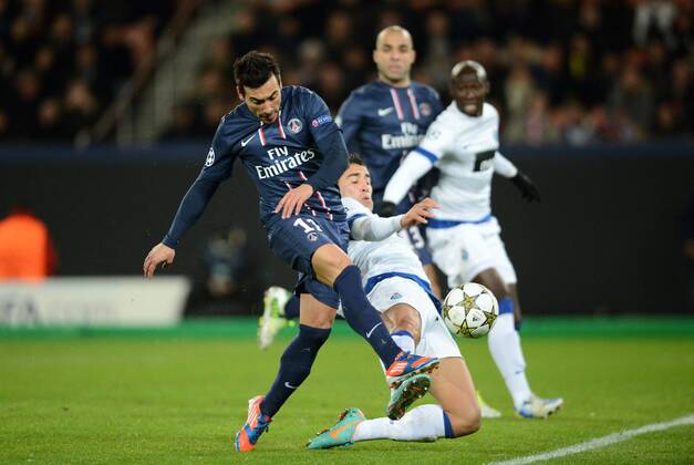 Ezequiel LAVEZZI (psg) - Nicolas OTAMENDI (por) FOOTBALL : Paris SG vs FC Porto - Ligue des champions - 04 12 2012 AnthonyBIBARD FEP Panoramic 