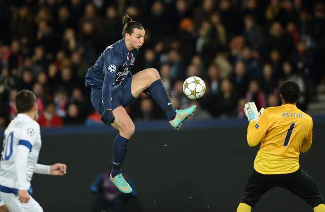 Zlatan IBRAHIMOVIC (psg) - HELTON (por) FOOTBALL : Paris SG vs FC Porto - Ligue des champions - 04 12 2012 AnthonyBIBARD FEP Panoramic 