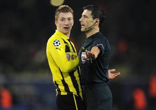 04-12-2012, Fussball, Saison 2012-2013, UEFA Champions League, Gruppenphase, Borussia Dortmund - Manchester City, Marco Reus (Borussia Dortmund), li., und Schiedsrichter Milorad Mazic (SRB)