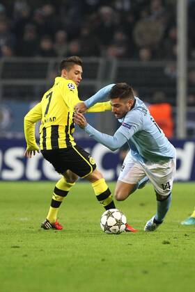 Moritz LEITNER (Borussia Dortmund), links im Zweikampf mit Javi GARCIA (Manchester City) 04.12.2012, GER, Fussball, Champions League, Saison 2012 2013, Borussia Dortmund vs Manchester City