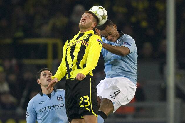 Julian SCHIEBER (mi., DO) gegen Vincent KOMPANY (re.), Gareth BARRY (beide ManCity) sieht zu, Aktion, Kampf um den Ball, Fussball Champions League, Vorrunde 6. Spieltag, Borussia Dortmund (DO) - Manchester City (ManCity), am 04.12.2012 in Dortmund Deutschland