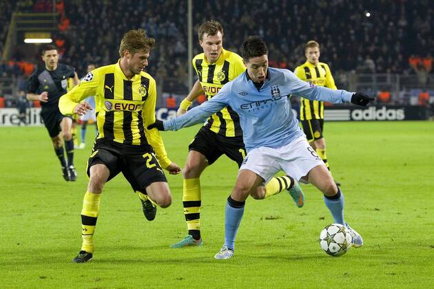 Samir NASRI (re., ManCity) gegen Oliver KIRCH (li.) und Kevin GROSSKREUTZ (beide DO), Aktion, Kampf um den Ball, Fussball Champions League, Vorrunde 6. Spieltag, Borussia Dortmund (DO) - Manchester City (ManCity), am 04.12.2012 in Dortmund Deutschland