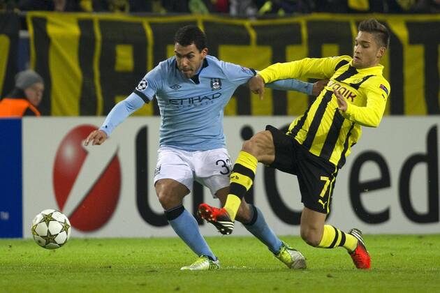 Carlos TEVEZ (li., ManCity) gegen Moritz LEITNER (DO), Aktion, Zweikampf, Fussball Champions League, Vorrunde 6. Spieltag, Borussia Dortmund (DO) - Manchester City (ManCity), am 04.12.2012 in Dortmund Deutschland