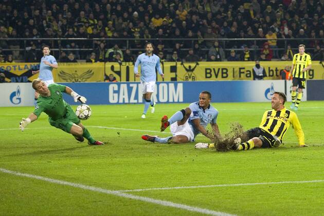 Julian SCHIEBER (re., DO) schiesst gegen Torwart Joe HART (li.) und Vincent KOMPANY (beide ManCity) das Tor zum 1:0 für Borussia Dortmund, Aktion, Fussball Champions League, Vorrunde 6. Spieltag, Borussia Dortmund (DO) - Manchester City (ManCity), am 04.12.2012 in Dortmund Deutschland