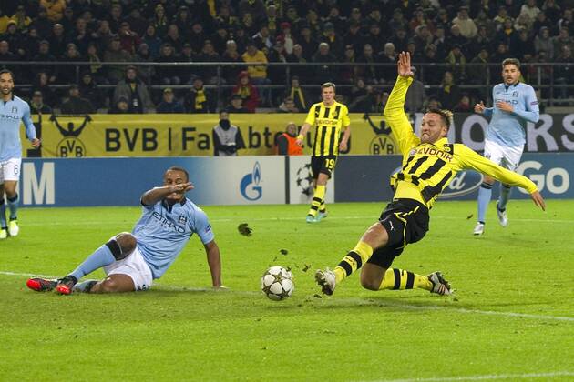 Julian SCHIEBER (re., DO) schiesst gegen Vincent KOMPANY (ManCity) das Tor zum 1:0 für Borussia Dortmund, Aktion, Fussball Champions League, Vorrunde 6. Spieltag, Borussia Dortmund (DO) - Manchester City (ManCity), am 04.12.2012 in Dortmund Deutschland