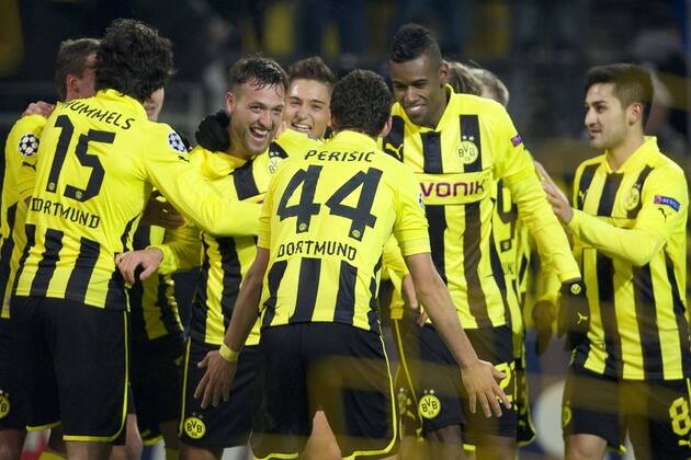 Torschütze Julian SCHIEBER (4.v.li., DO) jubelt mit seinen Mitspielern über sein Tor zum 1:0 für Borussia Dortmund, Fussball Champions League, Vorrunde 6. Spieltag, Borussia Dortmund (DO) - Manchester City (ManCity), am 04.12.2012 in Dortmund Deutschland
