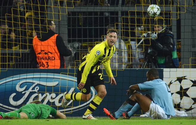 04-12-2012, Fussball, Saison 2012-2013, UEFA Champions League, Gruppenphase, Borussia Dortmund - Manchester City, Julian Schieber (Borussia Dortmund) hat soeben das Tor zum 1-0 erzielt, am Boden Vincent Kompany (Manchester City), links Torhüter Joe Hart (Manchester City)