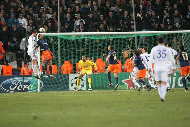 Christoph Metzelder legt per Kopf das 1:0 für Schalke 04 vor FOOTBALL : Montpellier vs Schalke 04 - Ligue des Champions - 04 12 2012 RichardGosselin Panoramic 