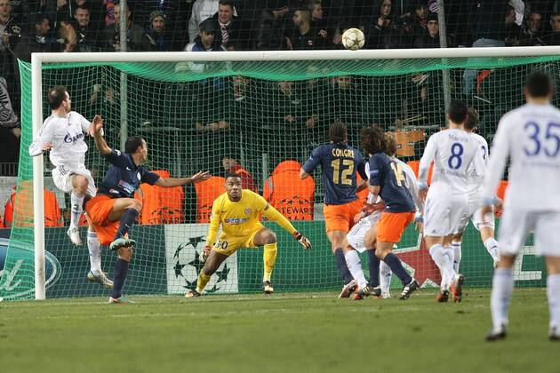 Christoph Metzelder legt per Kopf das 1:0 für Schalke 04 vor FOOTBALL : Montpellier vs Schalke 04 - Ligue des Champions - 04 12 2012 RichardGosselin Panoramic 