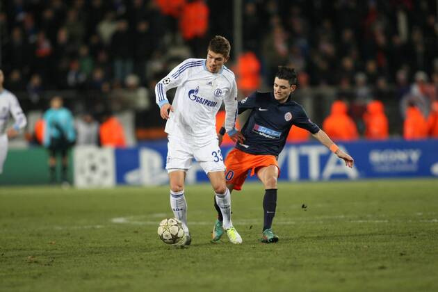 Roman Neustädter gegen Remy Cabella FOOTBALL : Montpellier vs Schalke 04 - Ligue des Champions - 04 12 2012 RichardGosselin Panoramic 