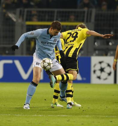 Fussball, UEFA Champions League, Saison 2012 2013, Borussia Dortmund vs FC Manchester City , 04.12.2012, Dortmund, Edin Dzeko Marcel Schmelzer,