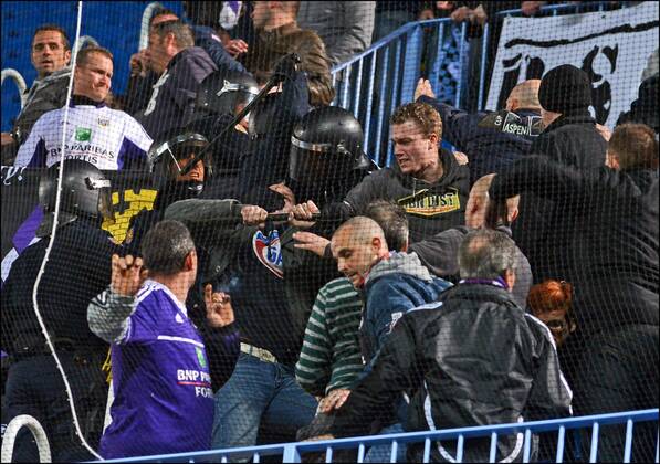 Polizei im Fanblock von RSC Anderlecht PhotonewsxPanoramic 