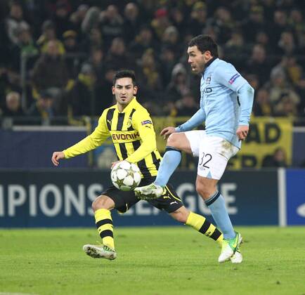 Carlos TEVEZ (Manchester City) im Zweikampf mit Ilkay GÜNDOGAN (Borussia Dortmund), Aktion Action 04.12.2012, GER, Fussball, Champions League, Saison 2012 2013, Borussia Dortmund vs Manchester City