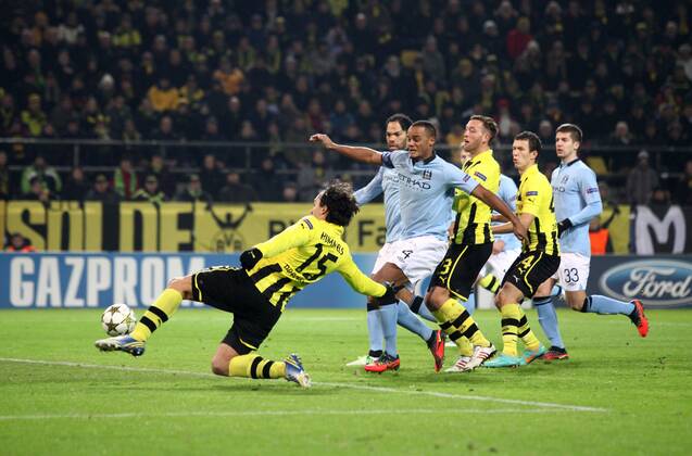 Mats HUMMELS (Borussia Dortmund) kommt nach einer Flanke an den Ball, Aktion Action 04.12.2012, GER, Fussball, Champions League, Saison 2012 2013, Borussia Dortmund vs Manchester City