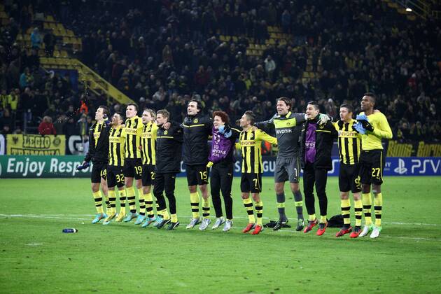 Dortmunder Mannschaft feiert hüpfend mit den Fans, Jubel, Freude, Emotionen 04.12.2012, GER, Fussball, Champions League, Saison 2012 2013, Borussia Dortmund vs Manchester City