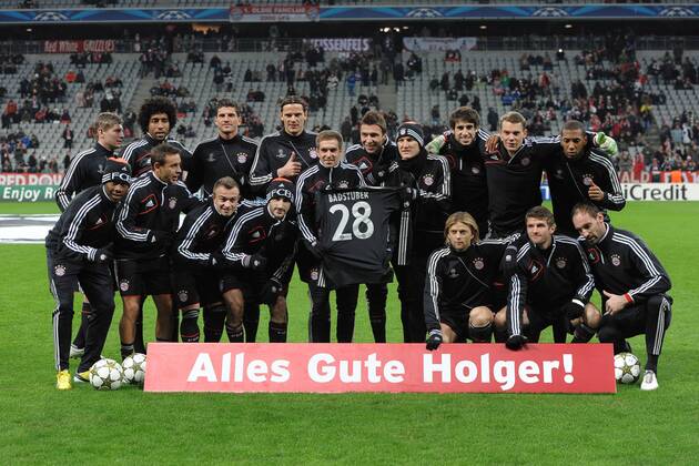 Die Mannschaft von Bayern München sendet vor dem Spiel Genesungswünsche an ihren verletzten Spieler Holger BADSTUBER (FC Bayern München) Bayern München vs. BATE Borisov, Champions League, Vorrunde, Spieltag 6, 05.12.2012