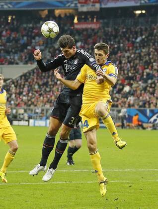Mario Gomez ( Bayern 33 ) im Zweikampf , Aktion um den Ball gegen Artyom RADKOV 14 Aktion, Zweikampf, Spielszene, Tackling, Ball FC BAYERN MÜNCHEN - FC BATE BORISOV Fussball UEFA Champions League, Gruppenphase, Muenchen, 05.12.2012 CL Saison 2012 2013, FCB, Muenchen