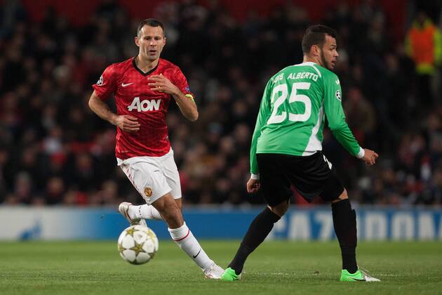 Football - 2012 2013 Champions League - Group H: Manchester United vs. CFR Cluj Ryan Giggs of Manchester United passes Luis Alberto of Cluj at Old Trafford 
