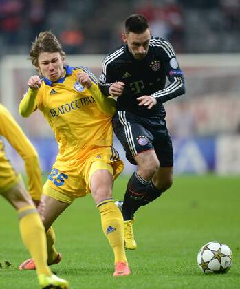 FUSSBALL CHAMPIONS LEAGUE SAISON 2012 2013 GRUPPENPHASE FC Bayern München - FC Bate Borisov 05.12.2012 Dmitri Baga (li, FC Bate Borisov) gegen Diego Contento (FC Bayern München) 