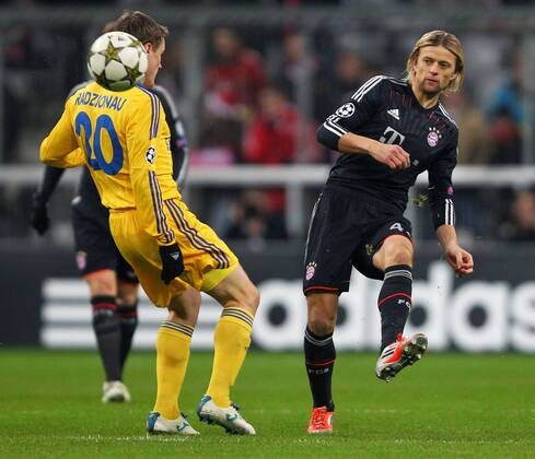 FUSSBALL - CL, Bayern vs Borisov MUENCHEN,DEUTSCHLAND,05.DEZ.12 - FUSSBALL - UEFA Champions League, Gruppenphase, FC Bayern München vs FC BATE Borisov. Bild zeigt Vitali Rodionov (Borisov) und Anatoliy Tymoshchuk (Bayern). 