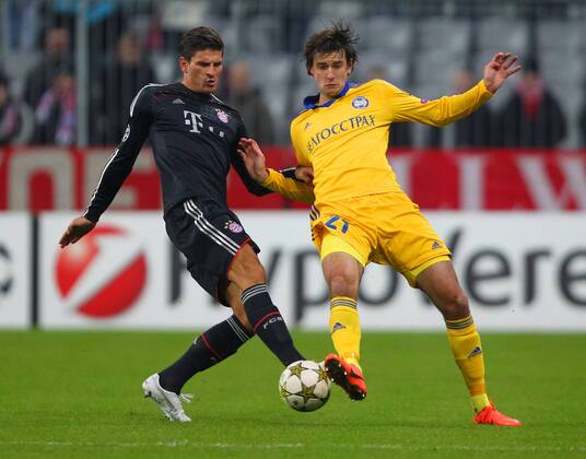 FUSSBALL - CL, Bayern vs Borisov MUENCHEN,DEUTSCHLAND,05.DEZ.12 - FUSSBALL - UEFA Champions League, Gruppenphase, FC Bayern München vs FC BATE Borisov. Bild zeigt Mario Gomez (Bayern) und Yegor Filipenko (Borisov). 