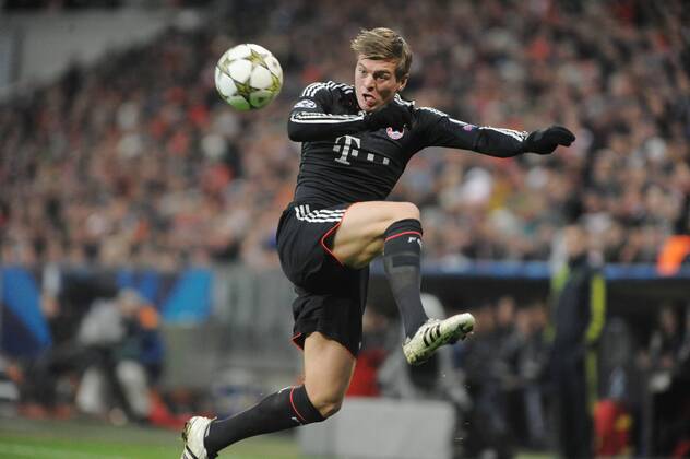 Perfekte Ballannahme von Toni KROOS (FC Bayern München) Bayern München vs. BATE Borisov, Champions League, Vorrunde, Spieltag 6, 05.12.2012