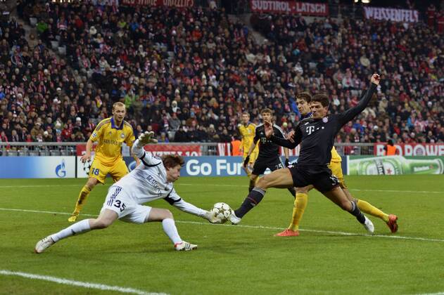 05.12.2012, Fussball Championsleague 2012 2013, Vorrundenspiel, 6.Spieltag, FC Bayern München - BATE Borisov, in München A L L I A N Z - Arena. Torschuss von Mario Gomez (re, München) zum 1:0, Torwart Andrei Gorbunov (li, Borisov) ohne Chance.