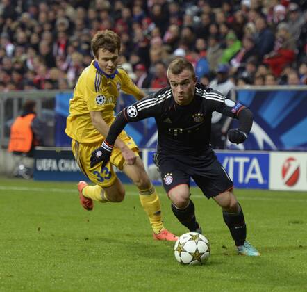 05.12.2012, Fussball Championsleague 2012 2013, Vorrundenspiel, 6.Spieltag, FC Bayern München - BATE Borisov, in München A L L I A N Z - Arena. Xherdan Shaqiri (Bayern München) entwischt Denis Polyakov (li, Borisov) kurz vor dem Tor zum 1:0.