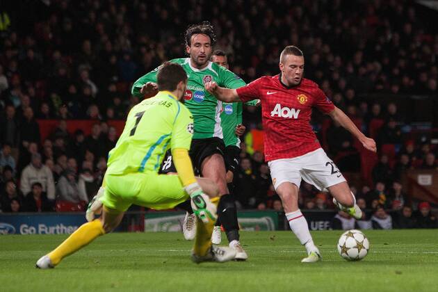 Football - 2012 2013 Champions League - Group H: Manchester United vs. CFR Cluj Tom Cleverley of Manchester United shoots at goal at Old Trafford 