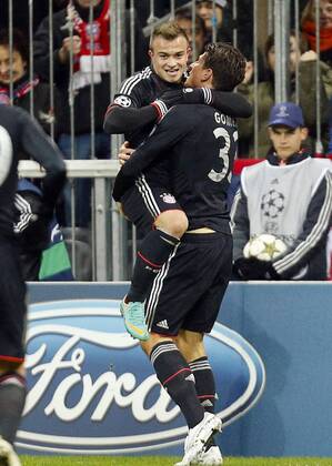 Mario Gomez ( Bayern 33 ) jubelt nach dem Tor zum 1-0 mit Xherdan SHAQIRI, FCB 11 FC BAYERN MÜNCHEN - BATE BORISOV BORISSOW Fussball UEFA Champions League, Gruppenphase, Muenchen, 05.12.2012 CL Saison 2012 2013, FCB, Muenchen, Bor