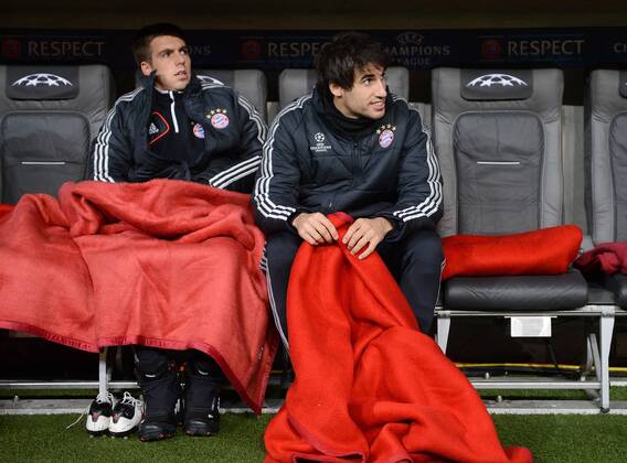 FUSSBALL CHAMPIONS LEAGUE SAISON 2012 2013 GRUPPENPHASE FC Bayern München - FC Bate Borisov 05.12.2012 Auf der Ersatzbank Philipp Lahm und Javi , Javier Martinez (v. li., FC Bayern München) 