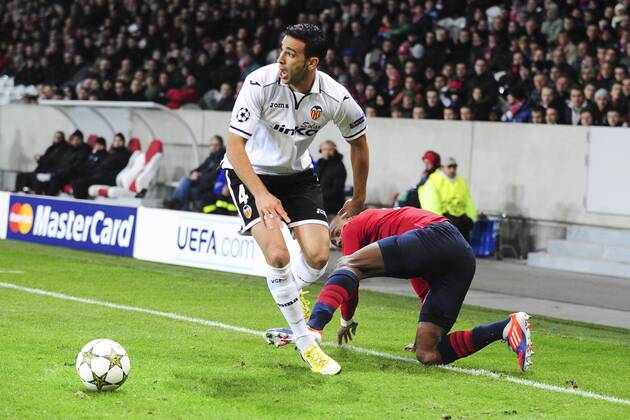 Salomon Kalou (Losc) vs Adil Rami (Fc Valence) FOOTBALL : Lille vs Fc Valence - Ligue des Champions - 05 12 2012 JBAutissier Panoramic 