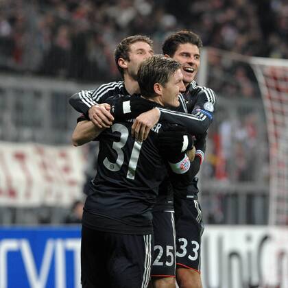 Freude bei Bastian SCHWEINSTEIGER (FC Bayern München); Mario GOMEZ (FC Bayern München) und Thomas Müller (FC Bayern München) nach dessen Tor zum 2:0 Bayern München vs. BATE Borisov, Champions League, Vorrunde, Spieltag 6, 05.12.2012