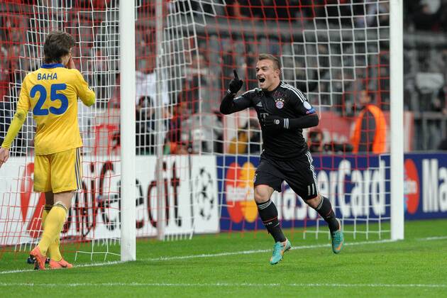 Freude bei Xherdan SHAQIRI (FC Bayern München) nach seinem 3:0, links Dmitri BAGA (BATE Borisov) Bayern München vs. BATE Borisov, Champions League, Vorrunde, Spieltag 6, 05.12.2012