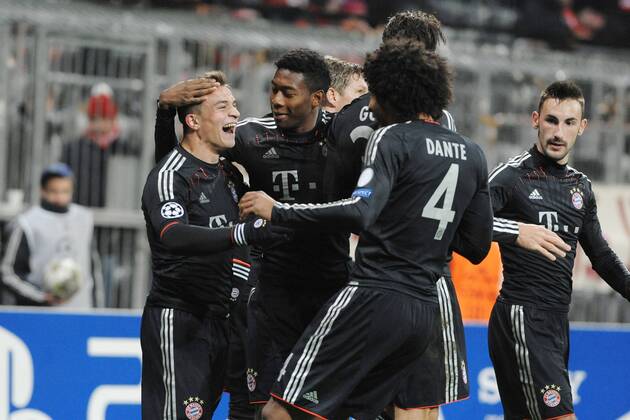 Freude bei Xherdan SHAQIRI (FC Bayern München) nach seinem 3:0, David ALABA (FC Bayern München) und DANTE (FC Bayern München) gratulieren. Bayern München vs. BATE Borisov, Champions League, Vorrunde, Spieltag 6, 05.12.2012