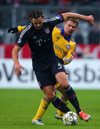 FUSSBALL - CL, Bayern vs Borisov MUENCHEN,DEUTSCHLAND,05.DEZ.12 - FUSSBALL - UEFA Champions League, Gruppenphase, FC Bayern München vs FC BATE Borisov. Bild zeigt Daniel van Buyten (Bayern) und Vitali Rodionov (Borisov). 